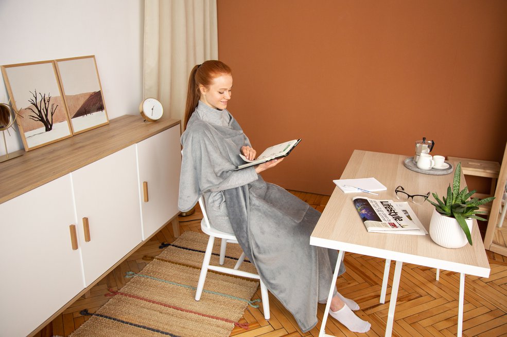 What Is the Ultimate Travel Solution: A Cozy, Compact Blanket? 